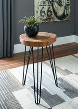 Load image into Gallery viewer, Eversboro Accent Table