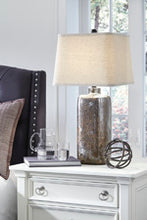 Load image into Gallery viewer, Shanilly Table Lamp