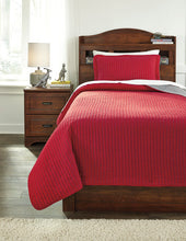 Load image into Gallery viewer, Dansby 2-Piece Twin Coverlet Set