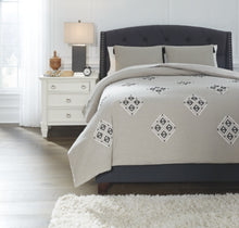 Load image into Gallery viewer, Jawanza 3-Piece Queen Comforter Set