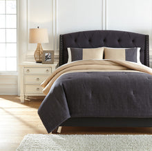 Load image into Gallery viewer, Medi 3-Piece King Comforter Set