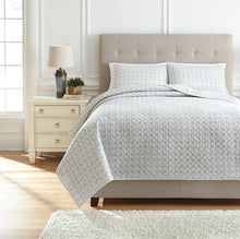 Load image into Gallery viewer, Mayda 3-Piece King Quilt Set