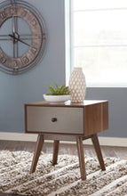 Load image into Gallery viewer, Lynnifer End Table
